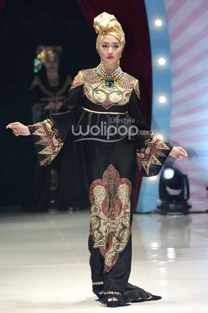 Dian Pelangi Trunk Show 2014 Sisterhood & Hijabella Day at Senayan City. Jakarta. [Foto: Mohammad Abduh/Wolipop]