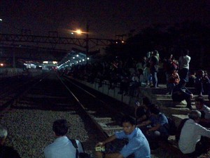 Ratusan Penumpang KRL Menumpuk di Stasiun Palmerah