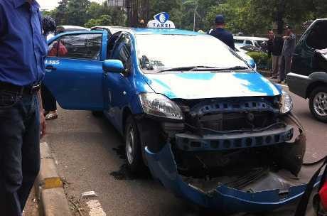 TransJ Pecah Ban di Depan KPK Sebabkan Bumper Taksi Rusak Parah