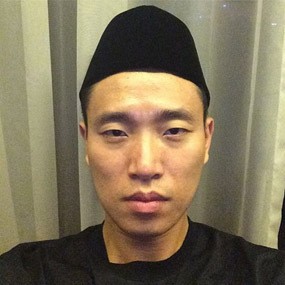 Lucunya Gary dan Suk Jin Running Man Foto Pakai Peci