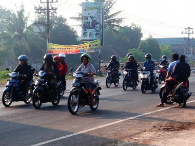 Melewati Marka Jalan dan Tidak Pakai Helm