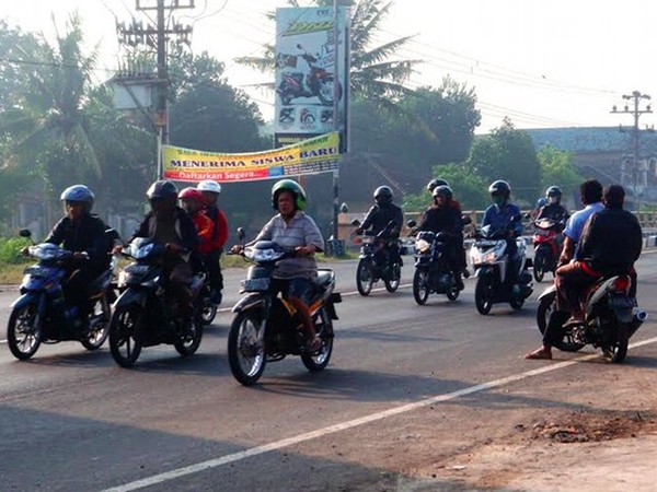 Melewati Marka Jalan dan Tidak Pakai Helm