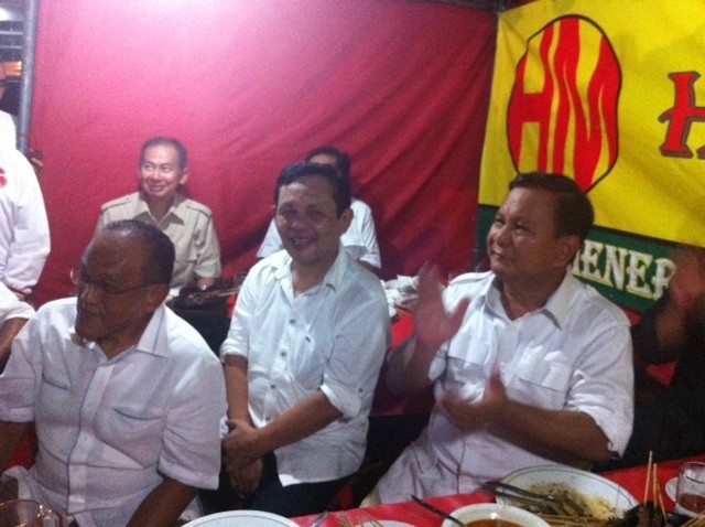 Sambil Makan Sate, Prabowo Nyanyi Wakil Rakyat Bareng Pengamen