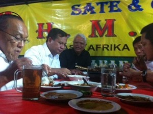 Adu Banyak Makan Sate Kambing, Ical Habis 20 Prabowo Makan 7