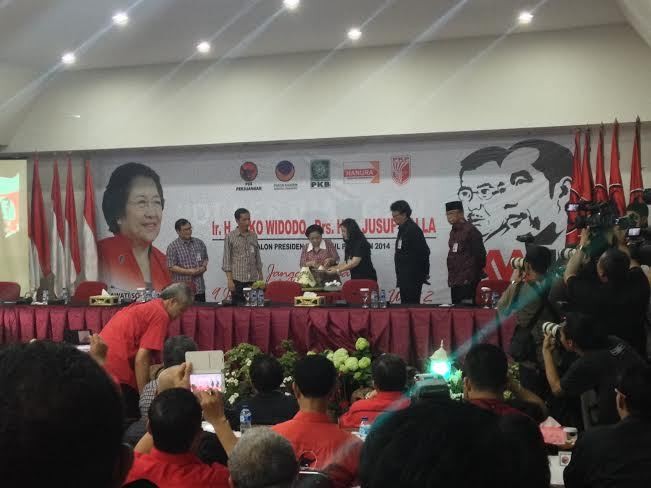Selametan Kampanye, Mega Serahkan Potongan Tumpeng Pertama Untuk Jokowi