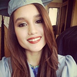 Raih Dua Gelar dan Tawaran Beasiswa, Cinta Laura Diklaim Mirip Bill Clinton