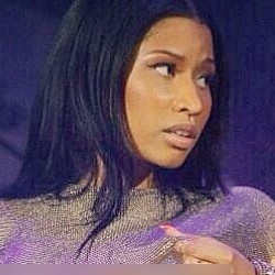 Duh! Nicki Minaj Pamer Payudara di Atas Panggung