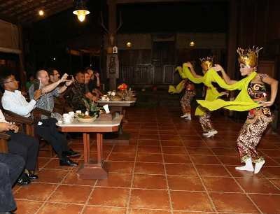 Bupati Anas Ajak Perwakilan Militer dan Kedubes Nikmati Kopi Using