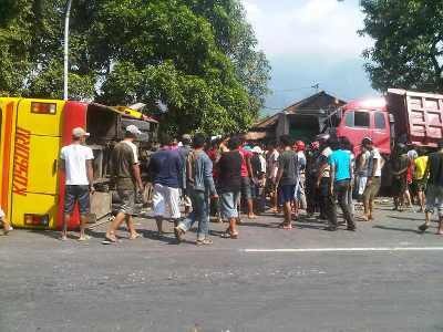 Bus Mogok Diseruduk Dump Truk, 1 Orang Tewas