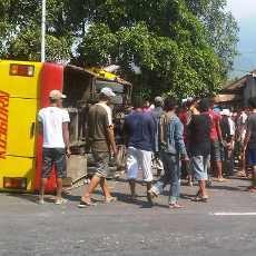 Bus Mogok Diseruduk Dump Truk, 1 Orang Tewas