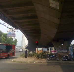 Kolong Jembatan Pasupati Jadi Tempat Parkir Bus?