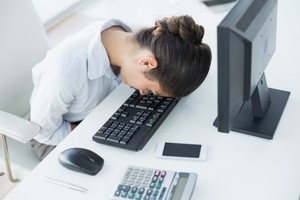 Berbagai Trik Tidur Colongan di Kantor Biar Tak Ditegur Atasan