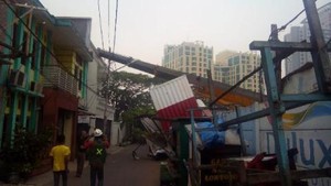 Crane Roboh Timpa Rumah Mewah dan Warung Kopi di Casablanca