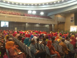 Ibu Ani Imbau Para Pengrajin: Pilih Pemimpin Amanah