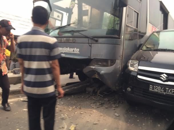 Tiba-tiba TransJ ini Keluar Jalur Menghantam Separator dan Tabrak APV di Duren Tiga