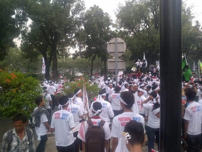 Ribuan Serikat Pekerja Pertamina Demo di Kantor Kementerian BUMN
