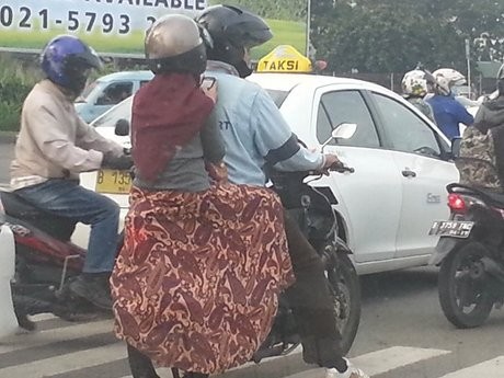 Awas Mbak! Roknya Nanti Nyangkut di Ban Motor