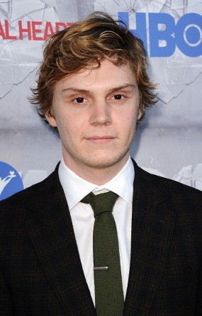 Evan Peters, Quicksilver yang Jago Main Hockey