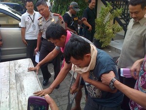 Pencuri Modus Pecah Ban ini Gunakan Sandal Berpaku untuk Jerat Korbannya