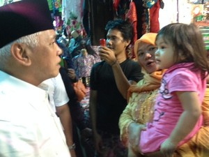 Kunjungi Pasar di Serang, Hatta Belanja Tempe hingga Selfie