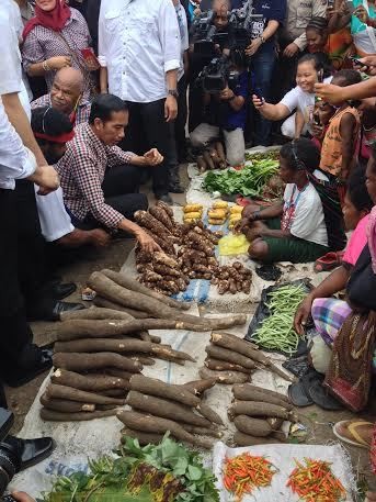 Kunjungi Pasar Prahara Sentani Papua, Jokowi Borong Ubi