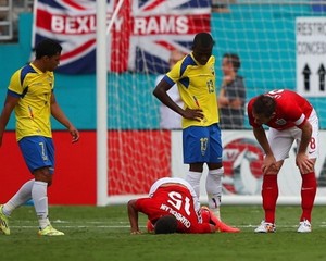Hodgson Khawatirkan Cedera Oxlade-Chamberlain