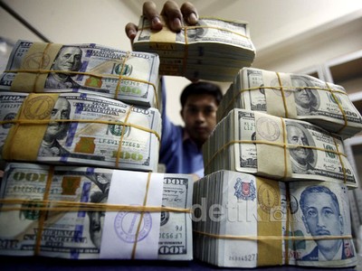 Dolar AS Mendekati Rp 12.000