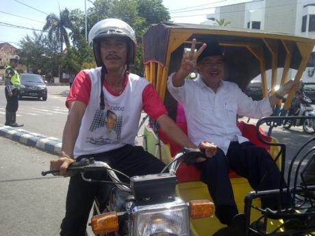 Buktikan Ekonomi Kerakyatan, JK Sumbang Becak Wisata di Padang