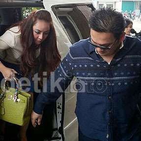 Farhat Resmi Cerai, Regina Sudah Rencanakan Pernikahan