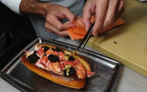 Lobster Roll Bertopping Kaviar dan Lembaran Emas Ini Harganya Rp 1,8 Juta
