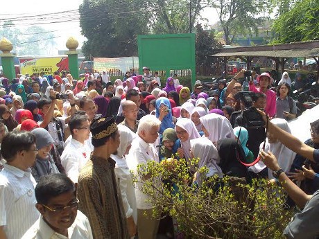Ke Pesantren di Tambun, Hatta Dikerubuti Santriwati