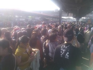 Ini Penampakan Penumpang Commuter Line di Tanah Abang, Menumpuk!