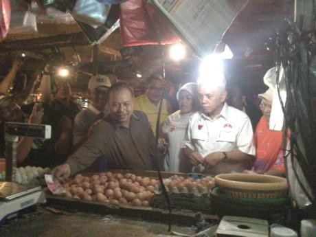 Kubu Prabowo Hatta Kembali Kenakan Kemeja Garuda Merah