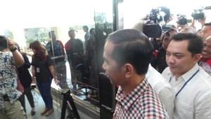 Pakai Baju Kotak-kotak, Jokowi Penuhi Panggilan Bawaslu