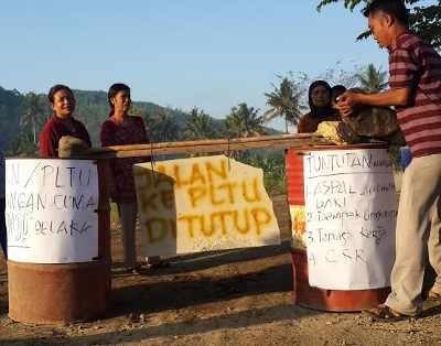 Jalan Tak Diaspal, Warga Pacitan Blokir Jalur Masuk PLTU Sudimoro
