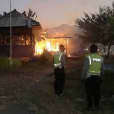 Pos Pantau BPLS di Bawah Tanggul Desa Siring Ludes Terbakar