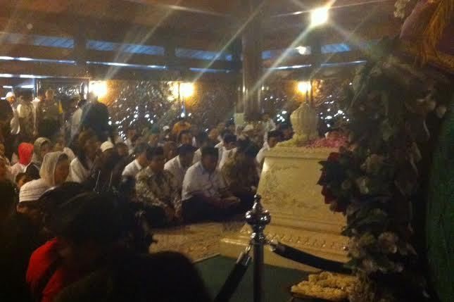 Prabowo, Titiek, dan Anaknya Didit Doa Bersama di Depan Makam Soeharto