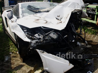 Tabrak Truk, Lamborghini Rusak Parah