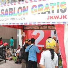 Relawan Jokowi-JK di Blitar Buka Sablon Gratis