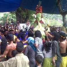 Ribuan Warga Berebut Tumpeng Keselamatan di Punden Keramat