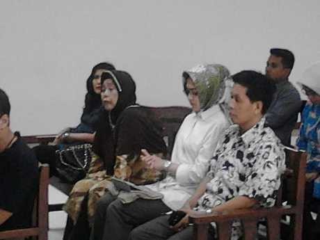 Wawan Bacakan Pledoi, Airin Setia Menemani