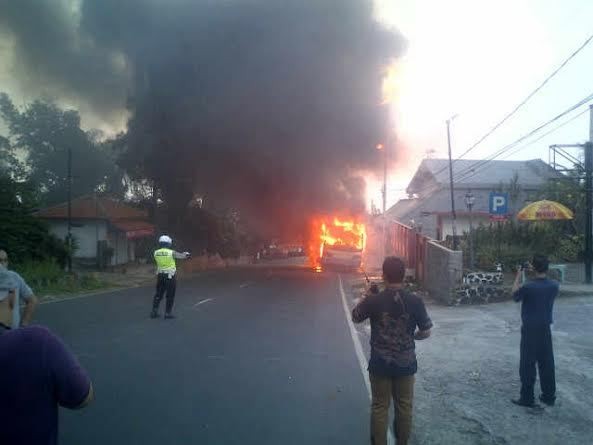 Bus pengangkut Siswa SMA meledak, Jalur Puncak Macet Total
