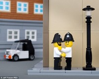Grafitti Banksy Dijadikan Lego