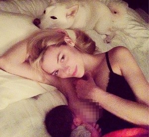 Pamer Foto Menyusui, Jaime King Dorong Para Ibu Berikan ASI Eksklusif