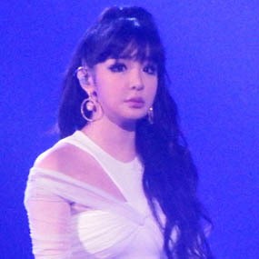Bom 2NE1 Sering Putar Lagu EXO di Gedung YG Entertainment