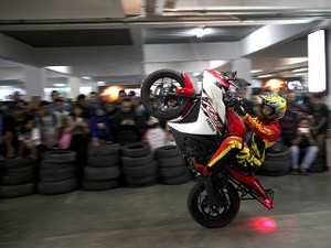 Puluhan Warga Bandung Antre Pesan Yamaha R25