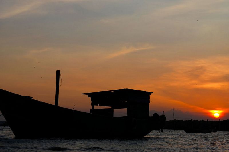 Sunset Cantik dari Kaki Jembatan Suramadu