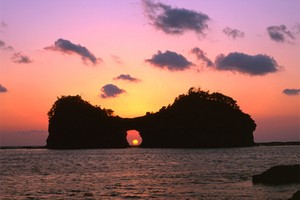 Unik, Jepang Punya Lubang di Tengah Laut