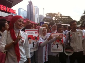 Jelang Debat Capres, Massa Prabowo dan Jokowi Penuhi Depan Balai Sarbini