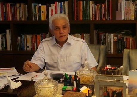 Jelang Debat Capres, Hatta Rileks di Perpustakaan Pribadinya